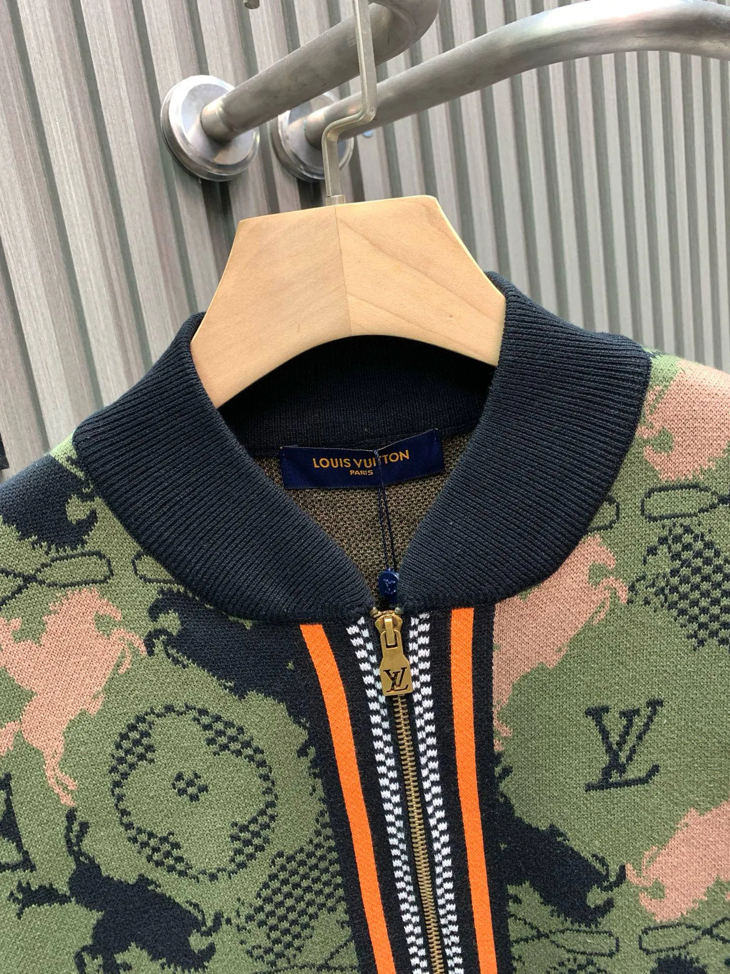 🅿️560 🀄️ Louis Vuitton Louis Vuitton 1*v camouflage woolen jacket knitted jacket YB purchased and printed. Made of custom sheep wool fabric. This sheep wool tunic jacket uses warm tones to depict the Geo Rodeo pattern of the 2025 autumn and winter show. It uses a complex jacquard texture to present the silhouette of a galloping horse and Monogram elements. Micro Damier ribbon embellished zipper front, hem and cuffs. Full-width Geo Rodeo Jacquard, zipper, hem and cuffs are Micro Damie ribbon yarn custom-woven and dyed. Full knitted jacquard design. Zip fly on the chest. Can be matched with bottoms of the same season to create a fashionable look. Suitable for various occasions. Customized accessories. Complete three standards. Same style for men and women.